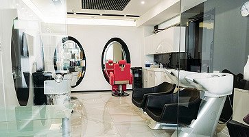 Myjnia fryzjerska z masażem czy bez? Jaką warto wybrać?