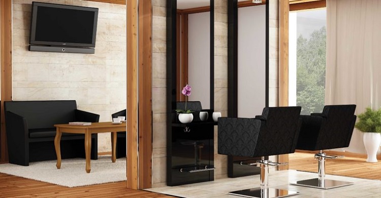 przytulny salon fryzjerski z drewnianymi elementami